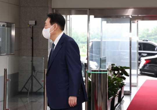 윤석열 대통령이 18일 서울 용산 대통령실 청사 출근길에 기자들과의 질의응답을 중단하고 집무실로 향하고 있다. 연합뉴스